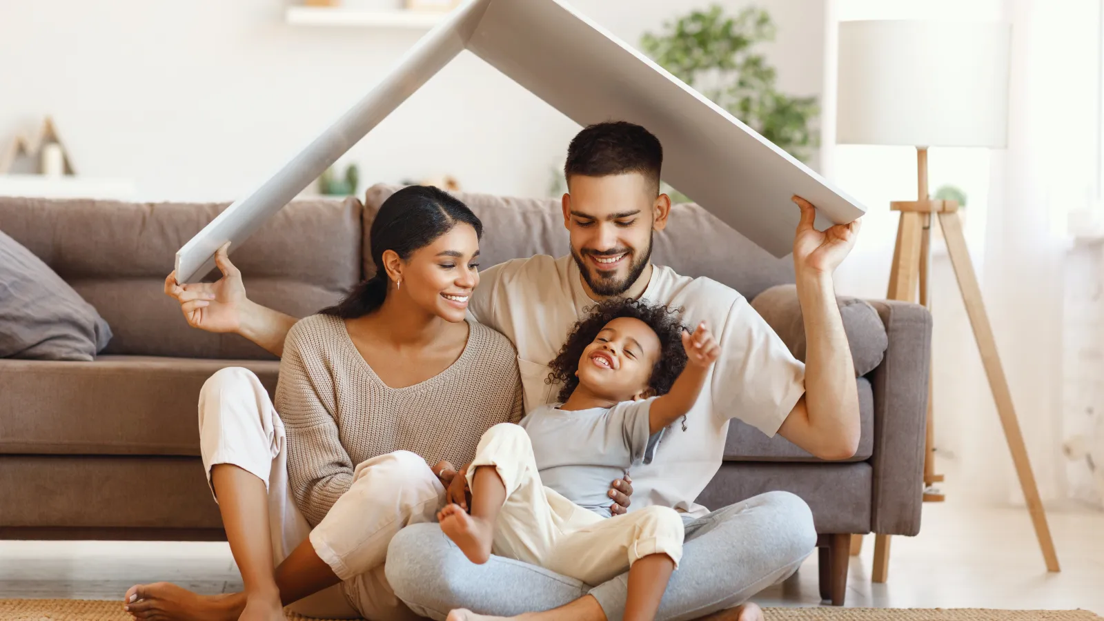 Famille avec matériaux d'isolation - Infinity Énergie Groupe